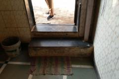 The difference in height of the entrance does not allow rainwater to run off